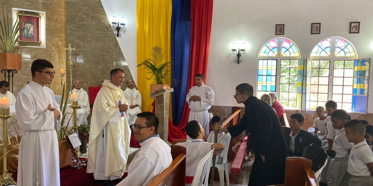 Un Encuentro Inspirador: Fundación El Hogar del Niño Comparte Alegría y Alabanzas con Grupo Juvenil