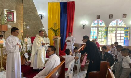 Un Encuentro Inspirador: Fundación El Hogar del Niño Comparte Alegría y Alabanzas con Grupo Juvenil